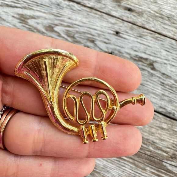 Vintage Jewelry Gold Tone French Horn Brooch Pin - Picture 1 of 2
